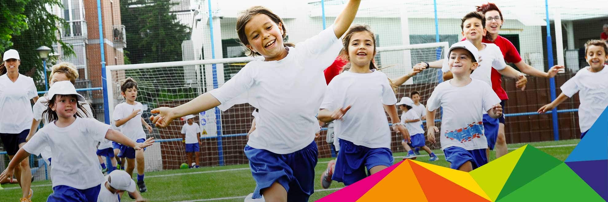 Enfants jouant ensemble dans l'esprit de « Joy of Moving »