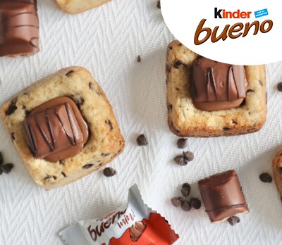 Image de Mini-sablés tigrés Kinder Bueno sur fond blanc