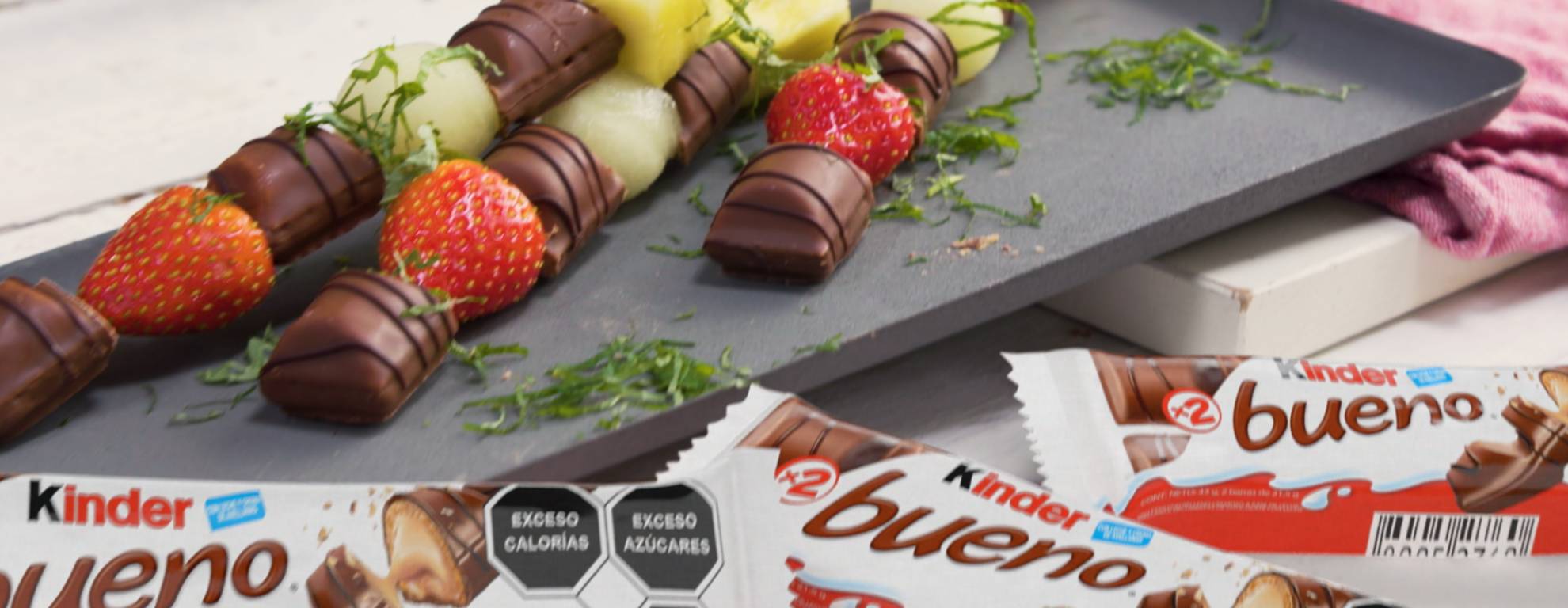 Brochetas de frutas cubierta de chocolate Kinder Bueno