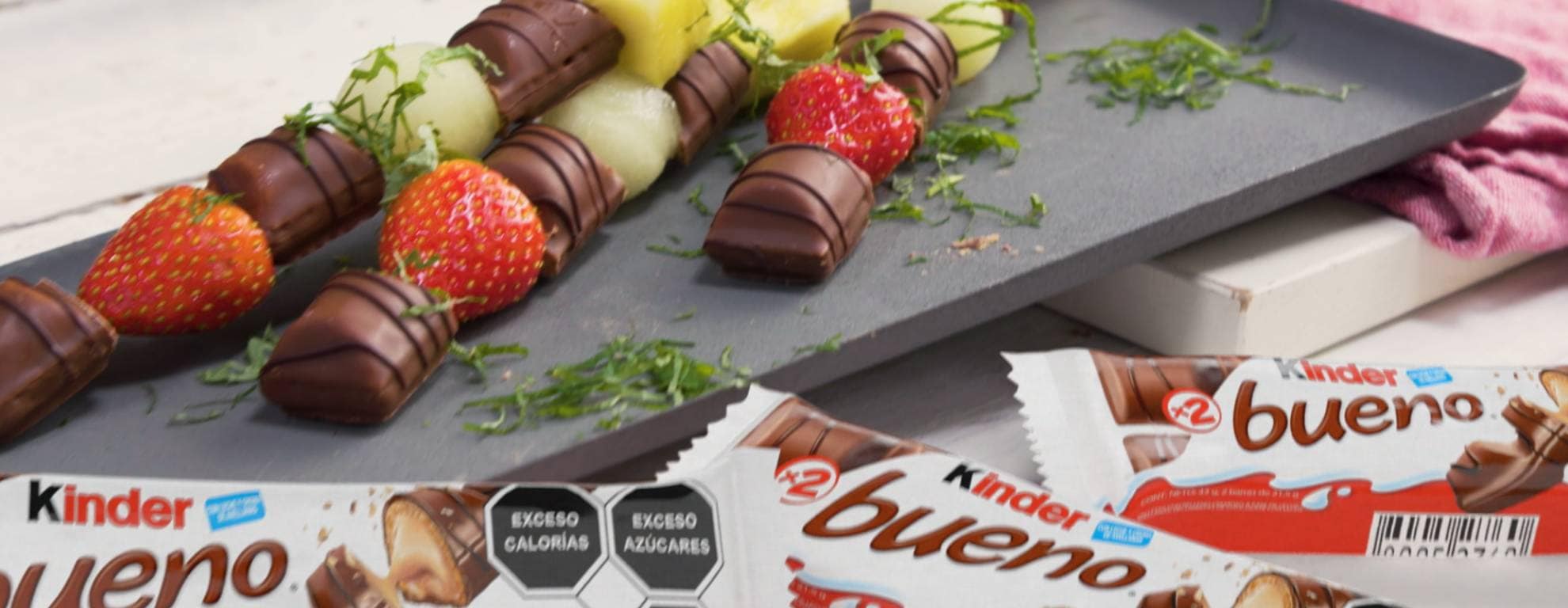 Brochetas de frutas cubierta de chocolate Kinder Bueno