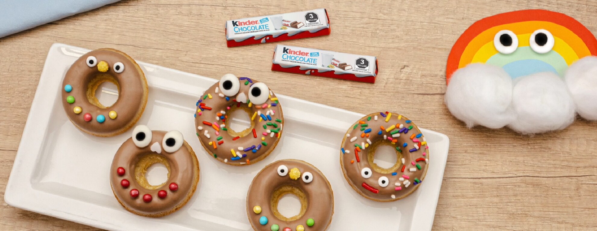 donas y Kinder Chocolate con ojos, chispas y grageas de colores 