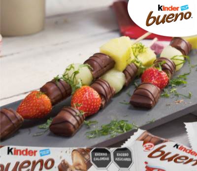 Brochetas de frutas cubiertas de chocolate Kinder Bueno
