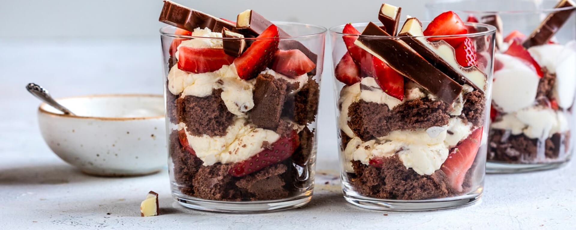 postre en capas cubierto con Kinder Maxi