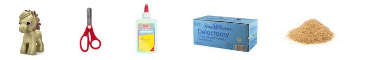 Materiales de trabajo: Sorpresa Kinder de Caballo, Tijeras de punta redonda, Pegamento, Caja de cartón (leche) y Aserrín