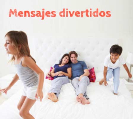 Familia de cuatro retozando y jugando sobre la cama