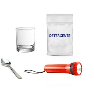 Materiales de trabajo: Un vaso de cristal, Agua, Una cucharada de jabón blanco en polvo, Una cuchara y Una linterna de luz blanca (puede ser la de tu celular)