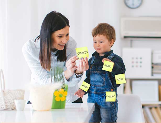 Mamá e hijo jugando con etiquetas adheriblesamarillas.