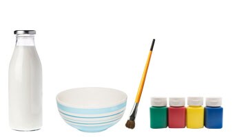 Materiales de trabajo: Leche, Refractario o plato hondo, Pintura vegetal, Un pincel y Jabón líquido