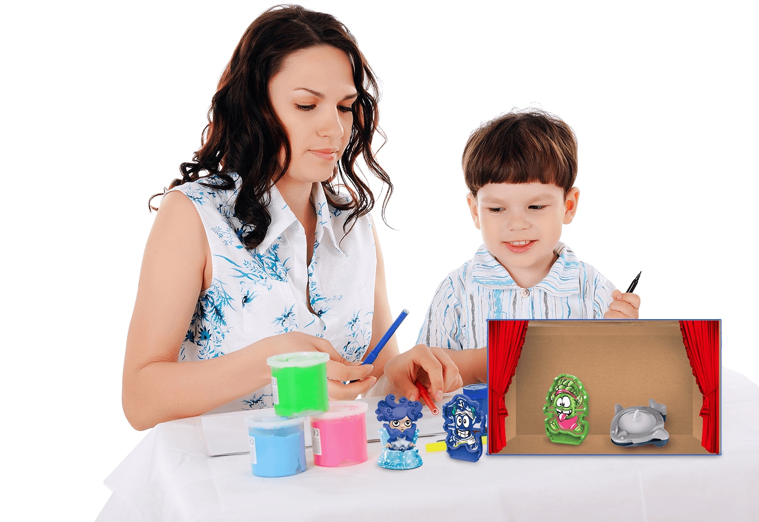 Mamá con niño realizando manualidades sobre una mesa.
