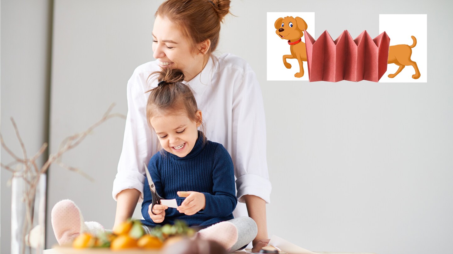 Mamá con niña feliz recortando papel