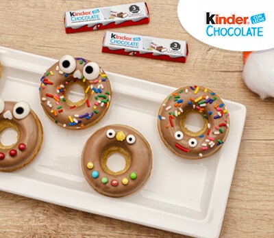 Donas y Kinder Chocolate con ojos, chispas y grageas de colores