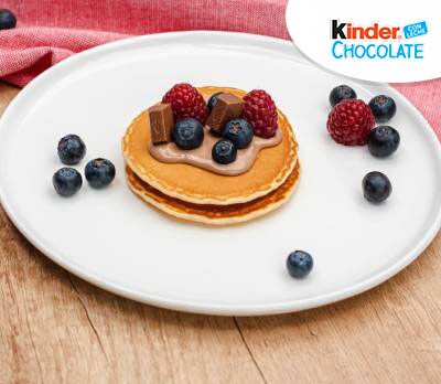 Hot cakes cubiertos con Kinder Chocolate