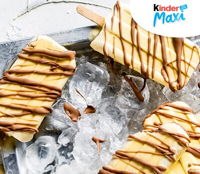Paletas de vainilla cubiertas de Chocolate Kinder Maxi sobre una cubeta con hielo 