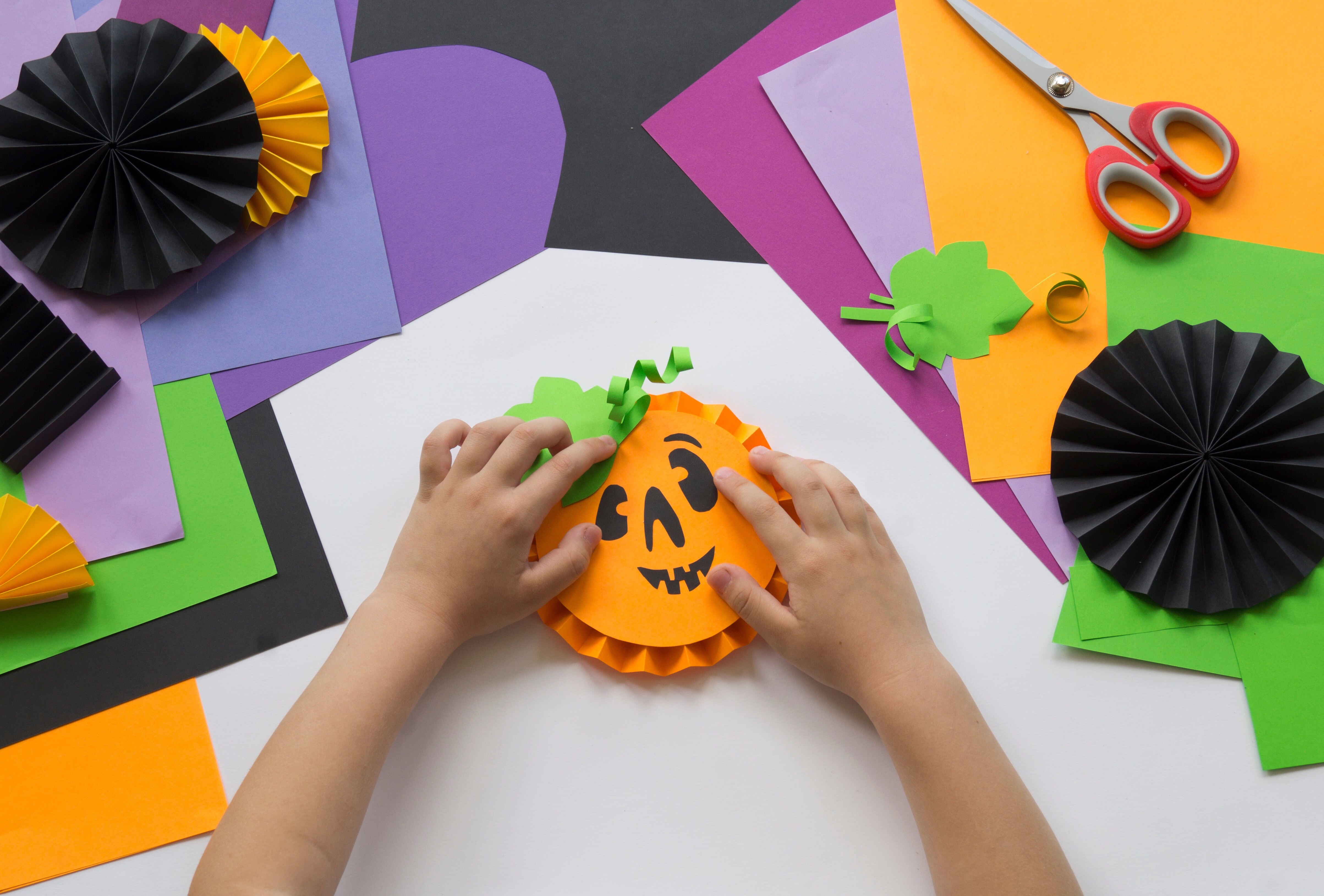 Kinder Halloween shutter 01
