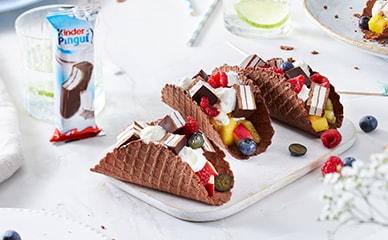 kinder Pinguí Schiffchen mit Obstsalatt kinder Pinguí Schiffchen mit Obstsalatt